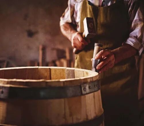 Um ein Fass zu bauen, muss man die Dauben biegen und dafür braucht es Feuer.