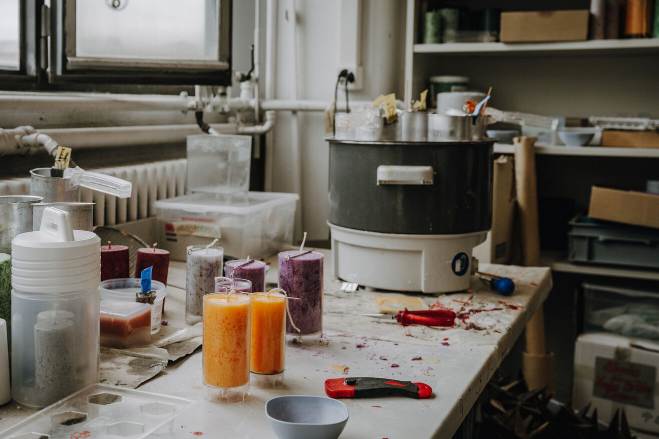 In den Werkstätten werden Kerzen gegossen und Reglass-Produkte – ein kreatives Upcycling – hergestellt. Gesammelte und gereinigte Glasflaschen werden im Ofen auf selbst hergestellte Formen geschmolzen. Jedes Stück ist einzigartig.