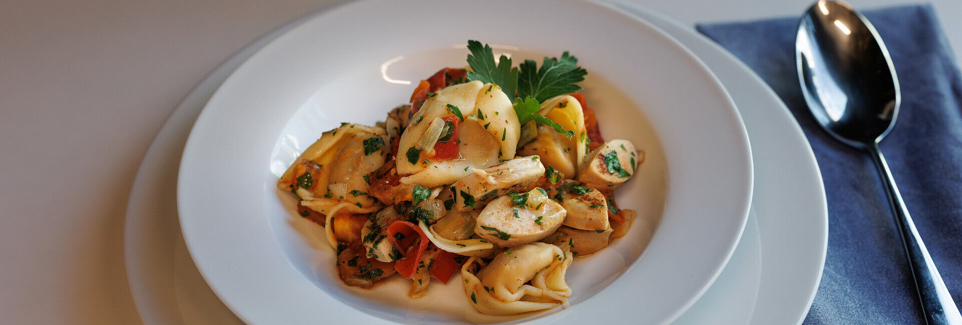 Leserrezept Juni/Juli: Tortelloni di manzo mit Bratwurst-Tomatensauce