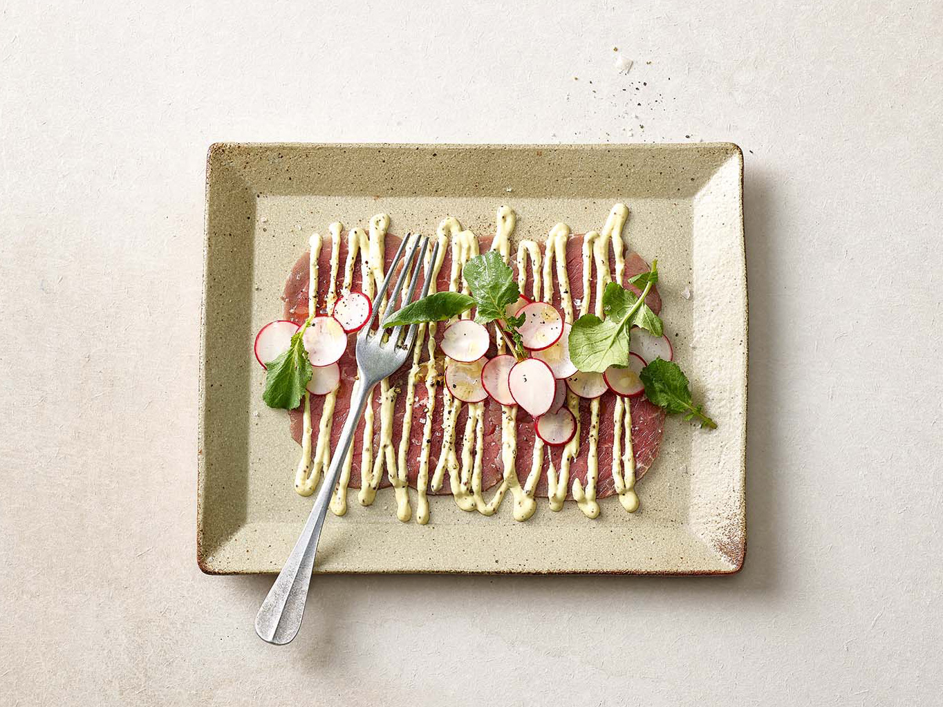 Rindscarpaccio mit Senf-Dressing und Radieschen